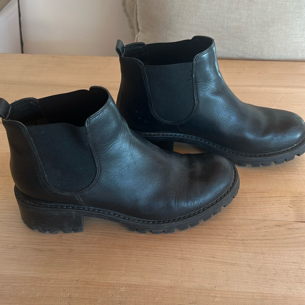 Black Leather Slip On Chelsea Boots Lug Sole Like New Condition